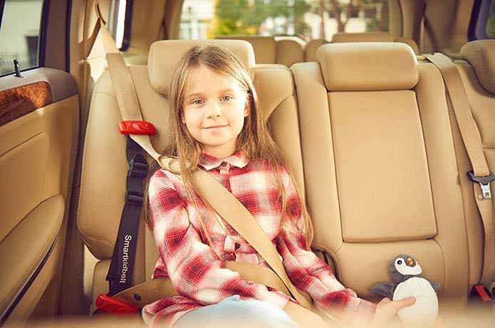 外国の女の子が車内でスマートキッズベルトを着用している画像