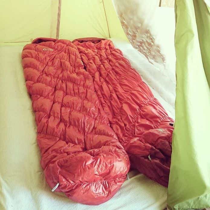 テント内に敷かれたモンベルの冬用寝袋