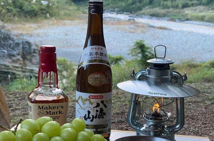 日本酒とキャンプ風景
