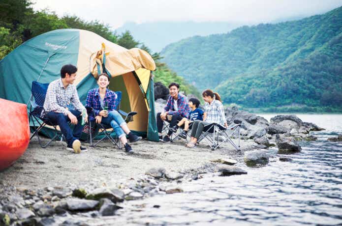 河原でキャンプを楽しむ人たち