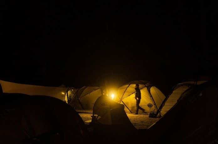 テント内で常夜灯として使われているランタン