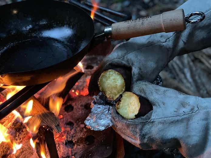 焚き火で作る焼き芋