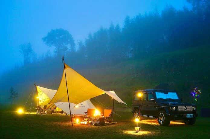 夜のキャンプでタープをしようしている