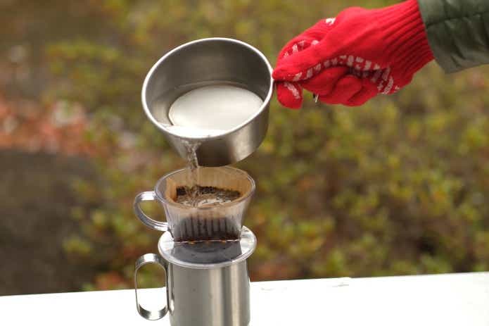 キャンプ用クッカーでコーヒーを淹れる