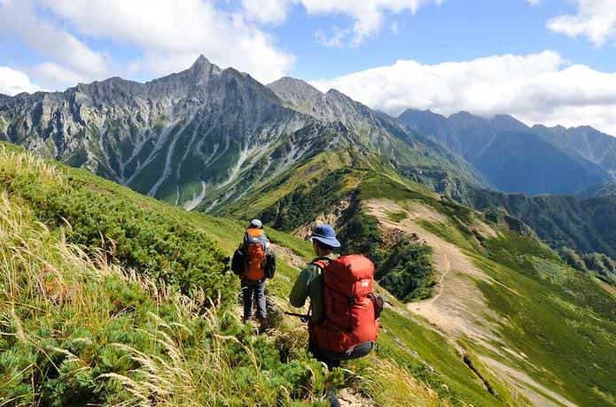 モンベルのザックを背負っている登山者