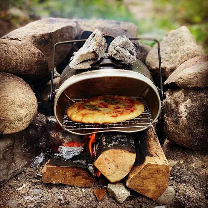 飯盒に金網を入れてダッチオーブン方式でピザを焼いている画像