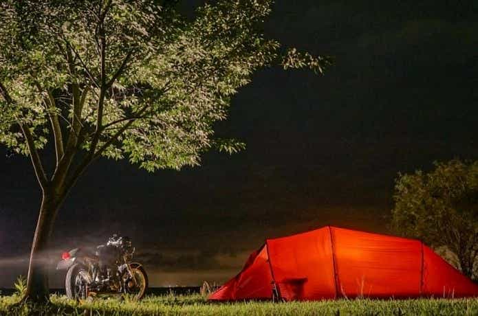 バイクと大きめのかまぼこ型テント