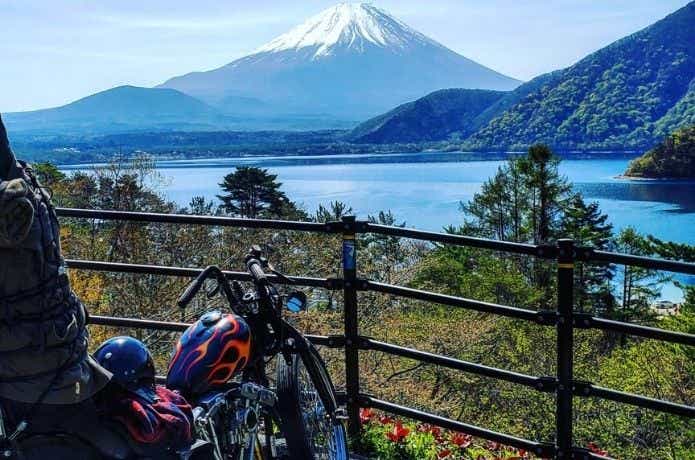 富士山とキャンプ道具を乗せたバイク