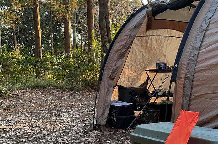 トンネルテントのドアを開けているところ