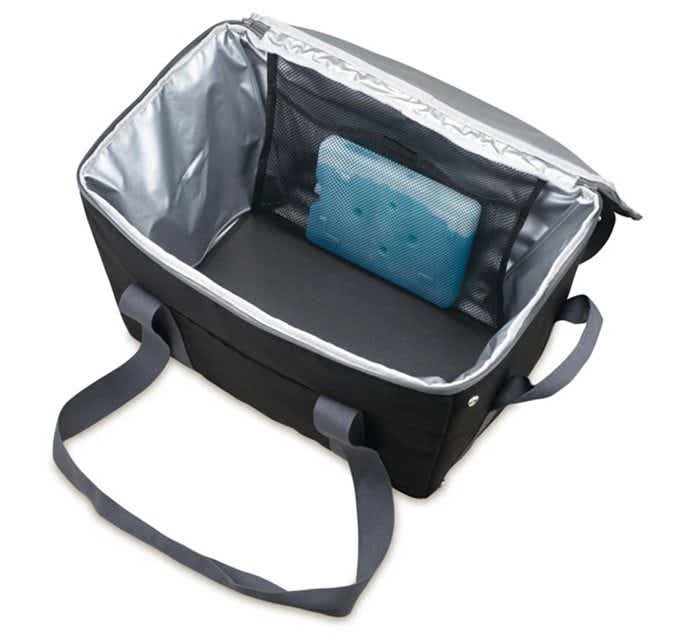 サーモスの保冷バッグの内側のポケットに保冷剤を入れる