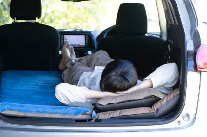 インフレーターマットを車の中に敷いて寝る人