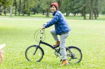 ダウンジャケットを着用して自転車を乗る女性