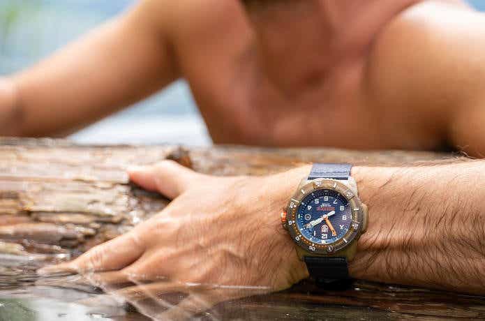 水に浸かってルミノックスの防水腕時計をつけている男性