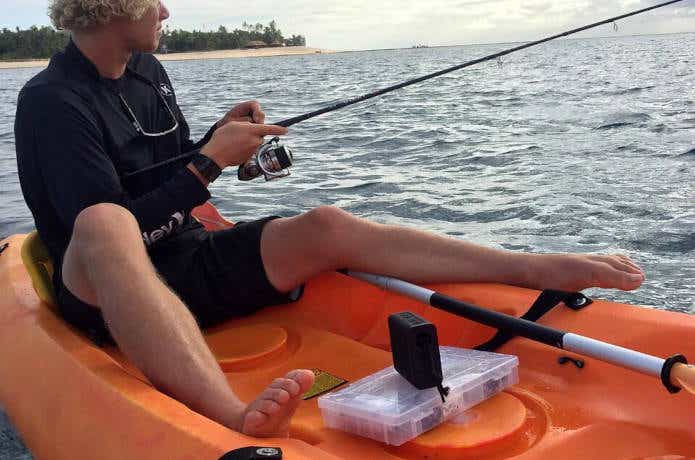 ニクソンの防水腕時計をつけて釣りをする男性