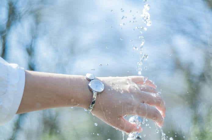 シチズンの防水腕時計をつけて手を濡らす人