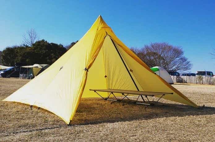 二股化したワンポールテント