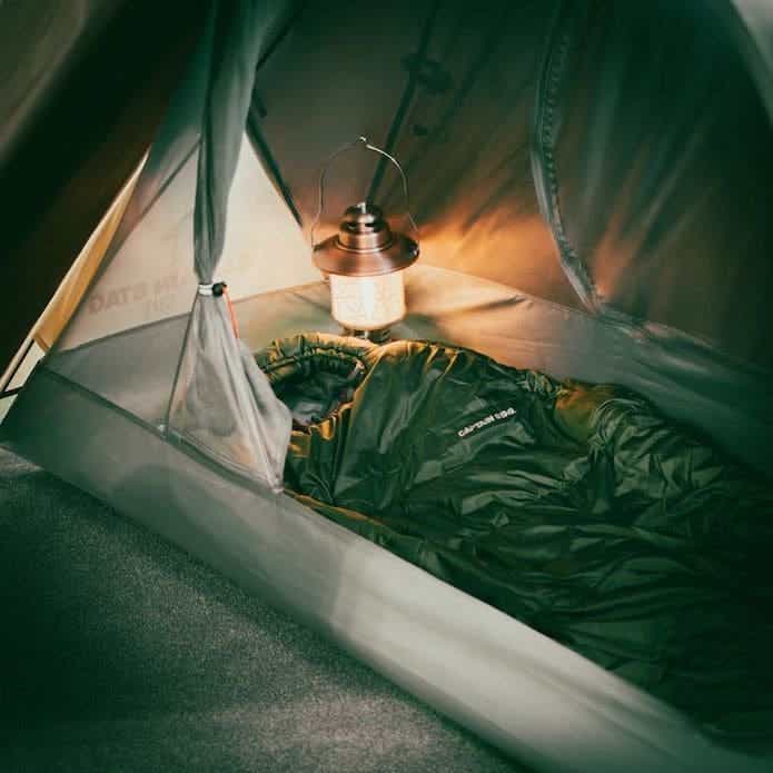 テントの中に寝袋が敷かれている