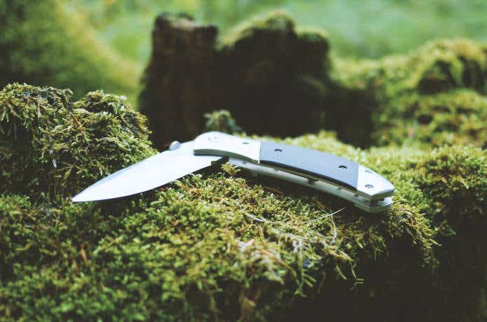 苔の石の上にあるナイフ