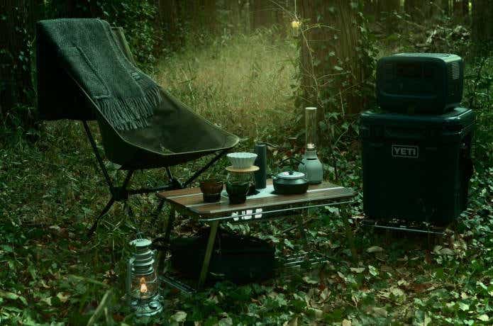 森の中でコーヒーをドリップ