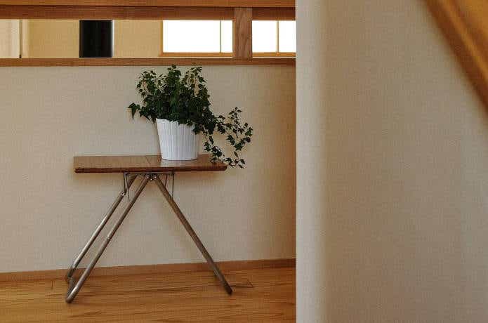 室内で植木鉢を乗せるために使われているアウトドアテーブル