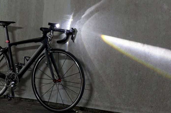 自転車のライトを灯す