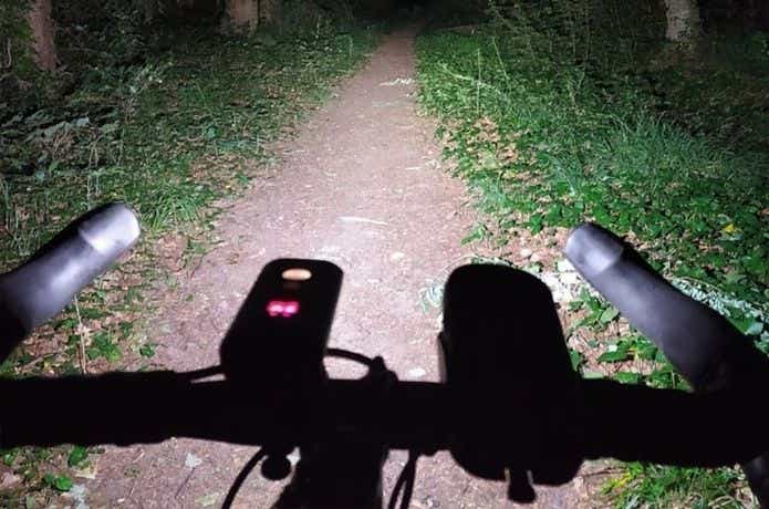 山道を自転車のライトで照らす
