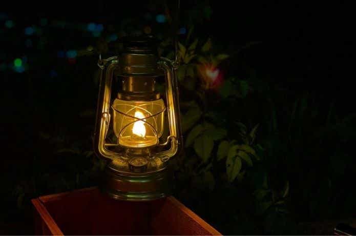 夜のキャンプサイトを照らすオイルランタン