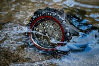 水に浸かっているルミノックスの防水腕時計