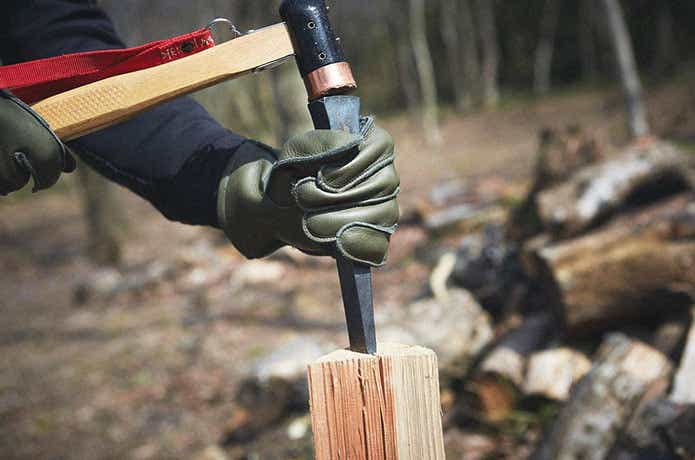 斧もナタも必要なし！キャンプの薪割りに使える”くさび”5選 | CAMP 