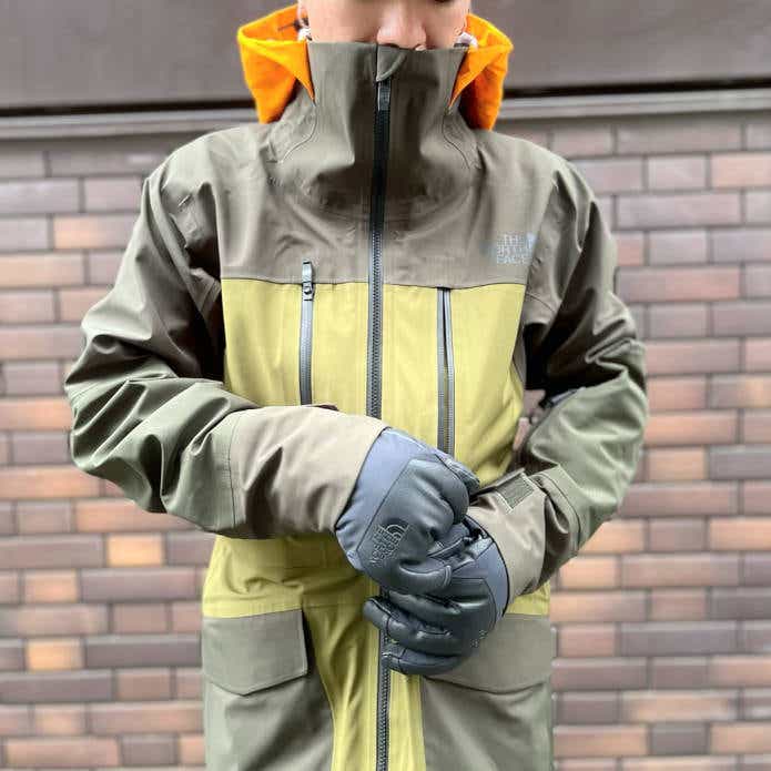 ノースフェイスの手袋とジャケットを着用する男性