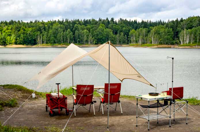 湖畔でタープとチェアを使ってデイキャンプ