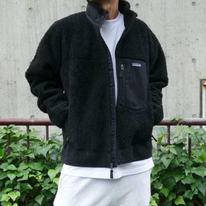 パタゴニアのクラシックレトロXジャケットを着た男性