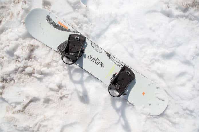 雪の上に置かれたスノーボード板