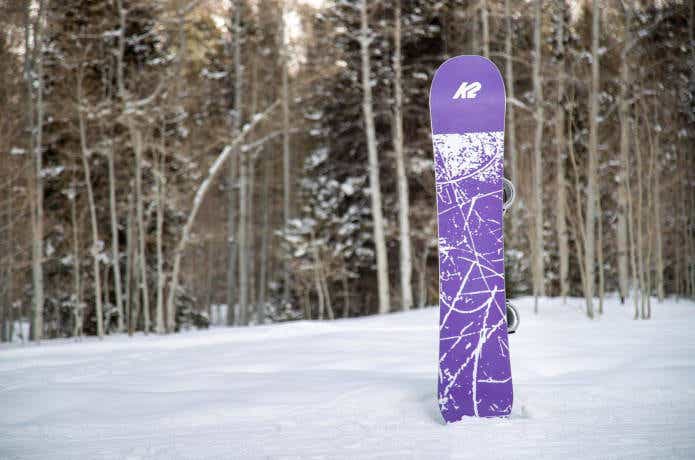 雪に刺さったK2のスノーボード板