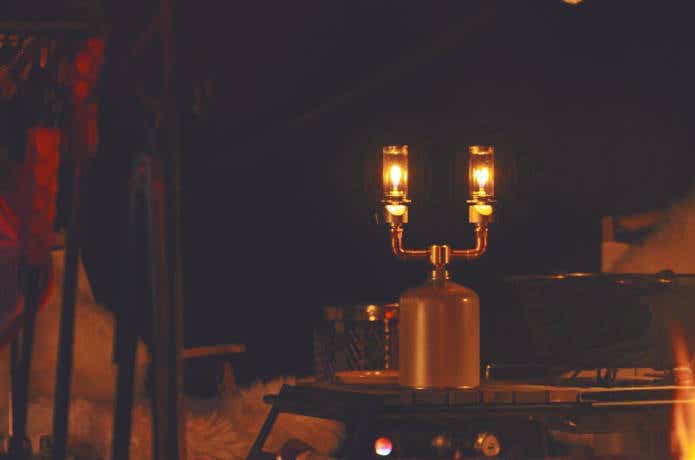 夜の野外で灯る二股ガスランタン