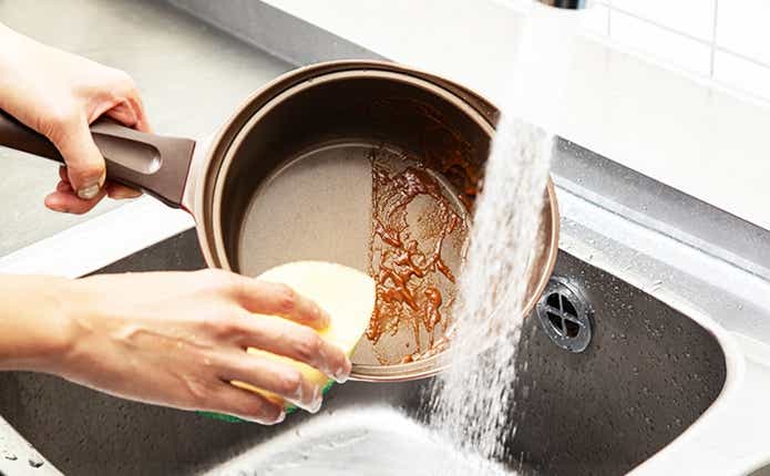 テフロン加工された無水鍋を洗う