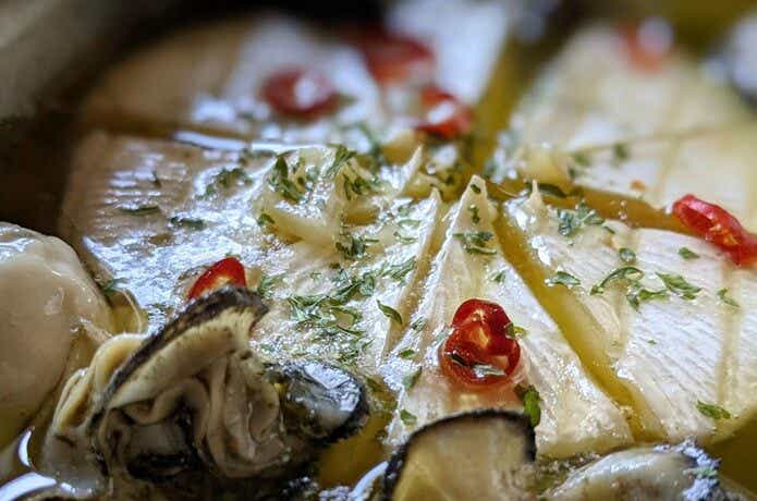 メスティンで作る牡蠣と丸ごとカマンベールのアヒージョ