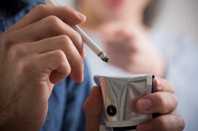 小さい携帯灰皿にタバコを入れる