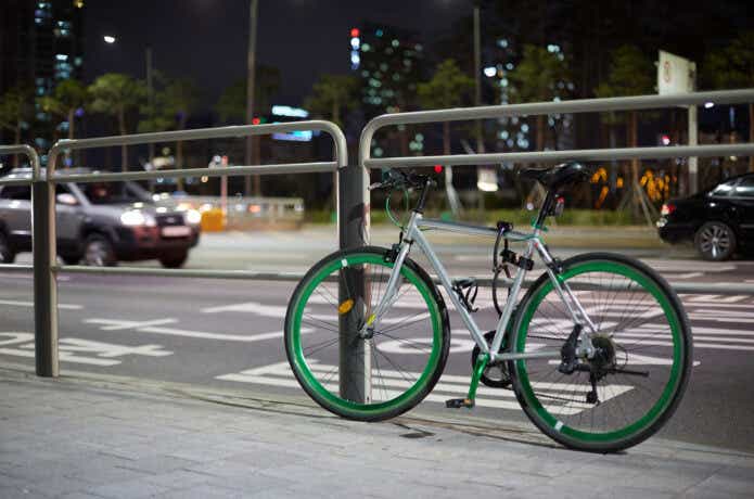 夜の市街地に置かれた自転車