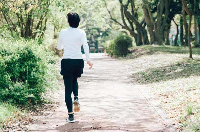 自然公園を走る女性ランナー