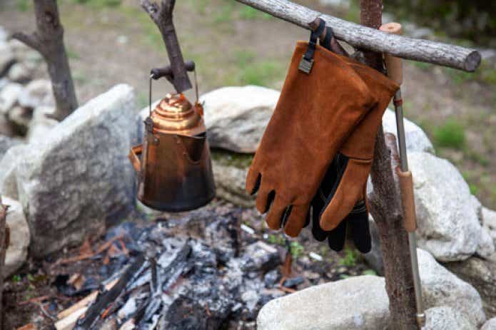 ロングタイプの手袋と焚き火