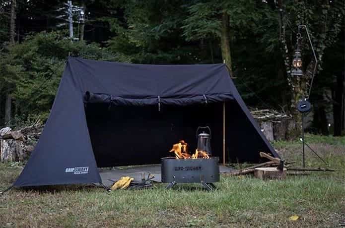 グリップスワニー「ファイヤープルーフGSテント」でキャンプをしている