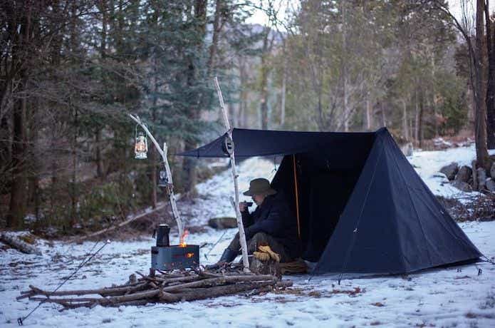 グリップスワニー「ファイヤープルーフGSテント」でキャンプをしている男性