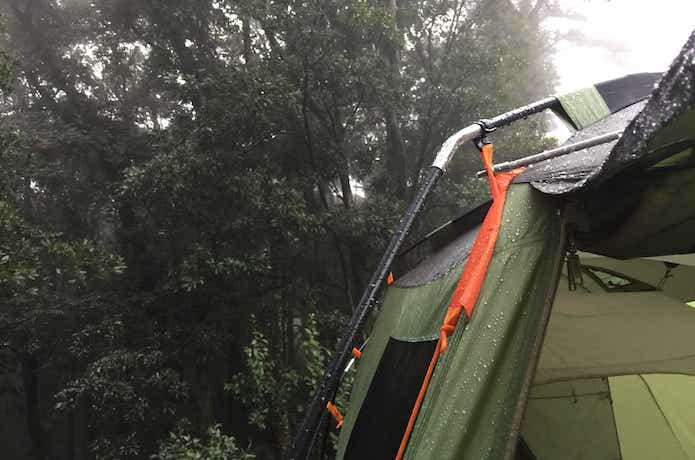 キャンプで雨が降っている
