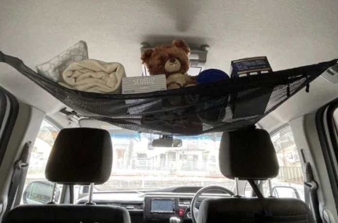 車の天井にたくさんのアイテムを収納する