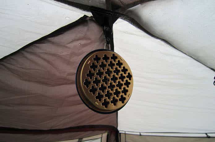 テントの中に吊り下げられた蚊取り線香ホルダー