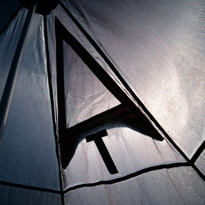 テントの幕が日光を遮っている様子