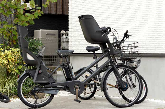 チャイルドシート付きの黒い電動アシスト自転車
