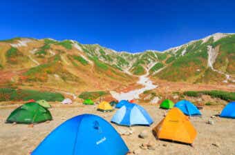 雷鳥沢テント場と複数の登山テント