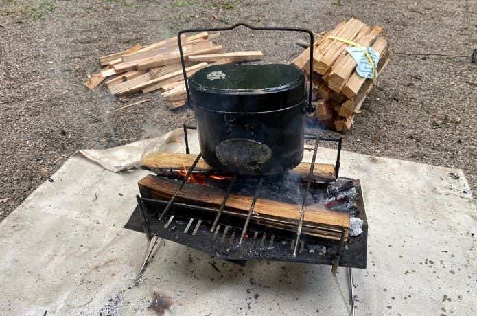 焚き火を使って飯盒炊爨